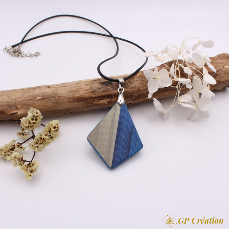 Collier "diamant" en marqueterie de paille